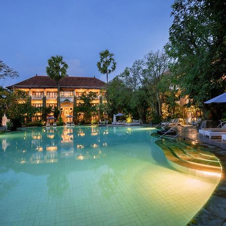Hotel Kumala Pantai Легиан Екстериор снимка