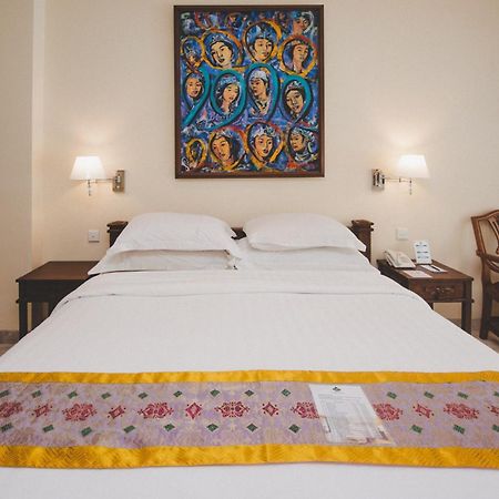 Hotel Kumala Pantai Легиан Екстериор снимка