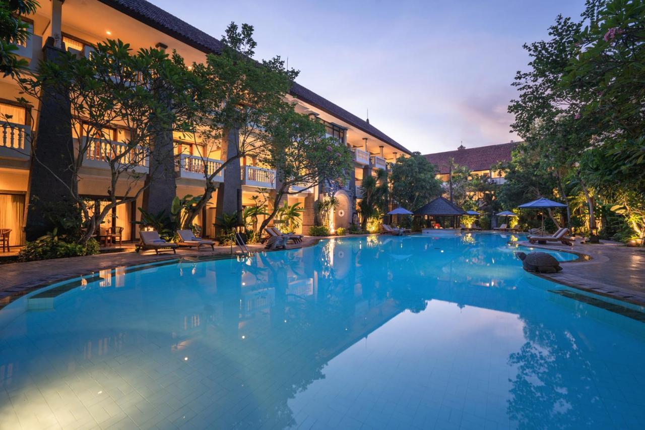 Hotel Kumala Pantai Легиан Екстериор снимка