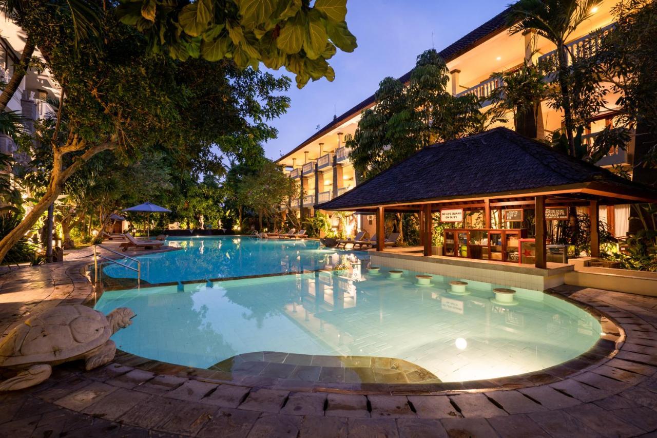 Hotel Kumala Pantai Легиан Екстериор снимка