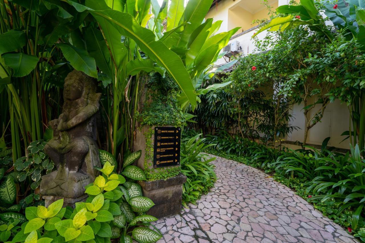 Hotel Kumala Pantai Легиан Екстериор снимка
