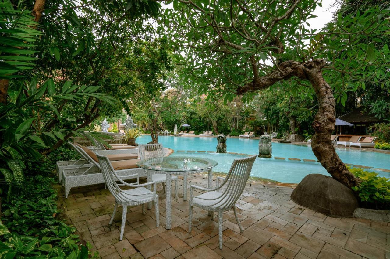 Hotel Kumala Pantai Легиан Екстериор снимка