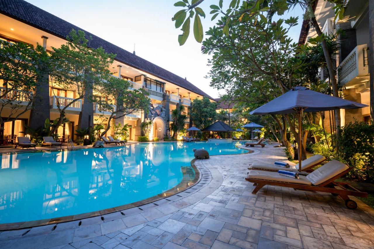 Hotel Kumala Pantai Легиан Екстериор снимка