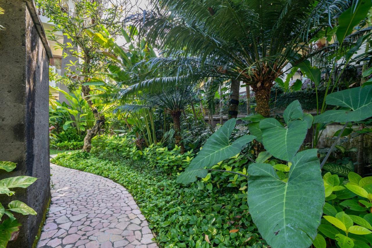 Hotel Kumala Pantai Легиан Екстериор снимка