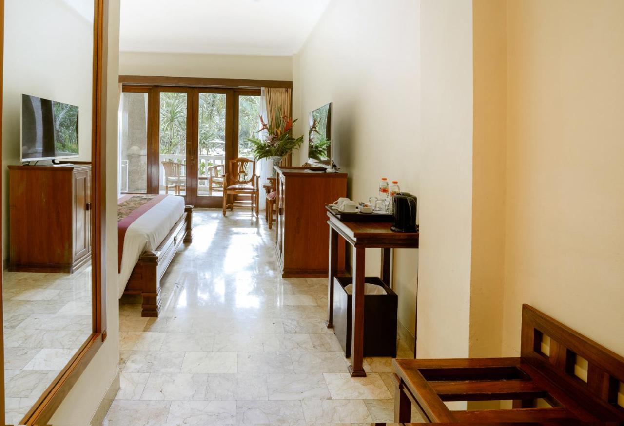Hotel Kumala Pantai Легиан Екстериор снимка