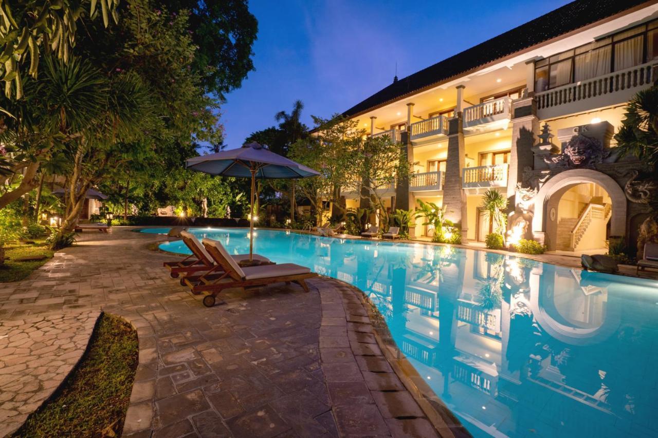Hotel Kumala Pantai Легиан Екстериор снимка