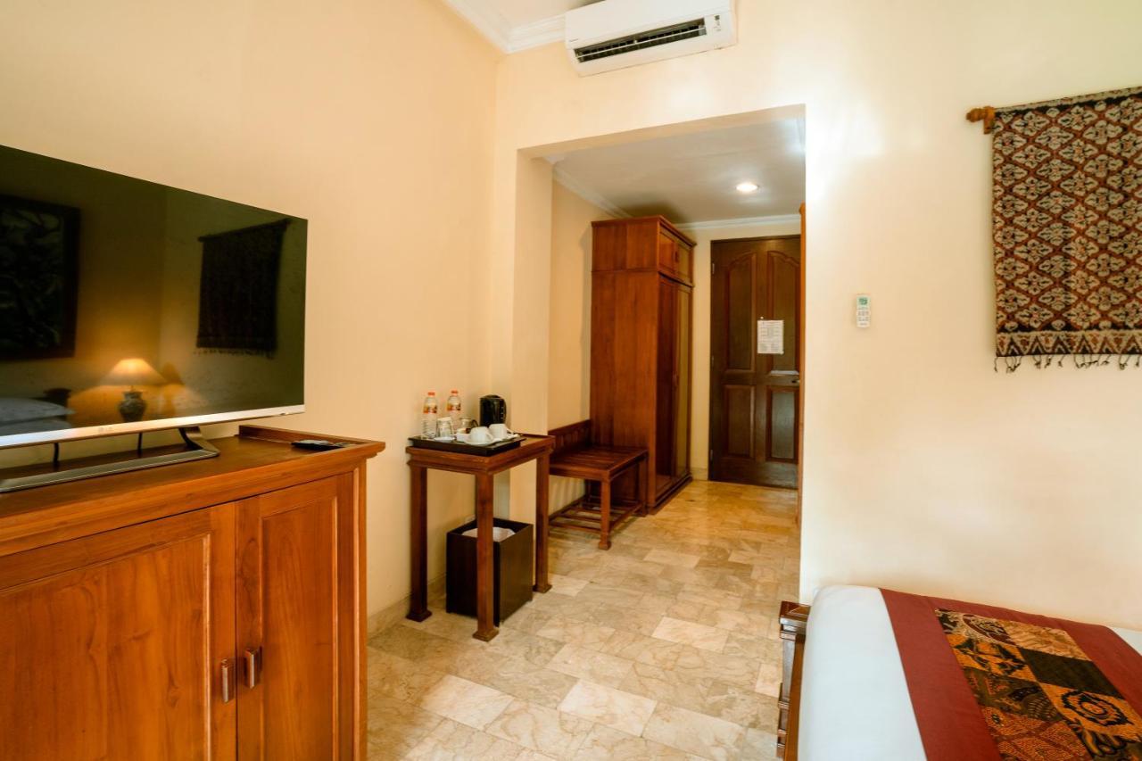 Hotel Kumala Pantai Легиан Екстериор снимка
