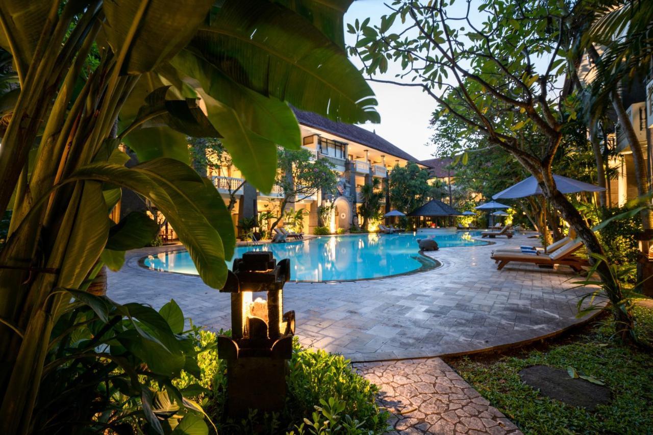 Hotel Kumala Pantai Легиан Екстериор снимка