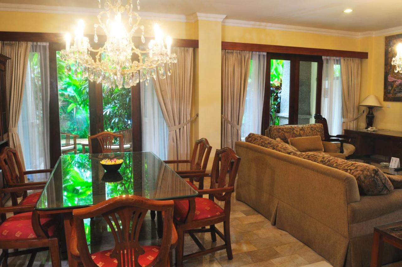 Hotel Kumala Pantai Легиан Екстериор снимка