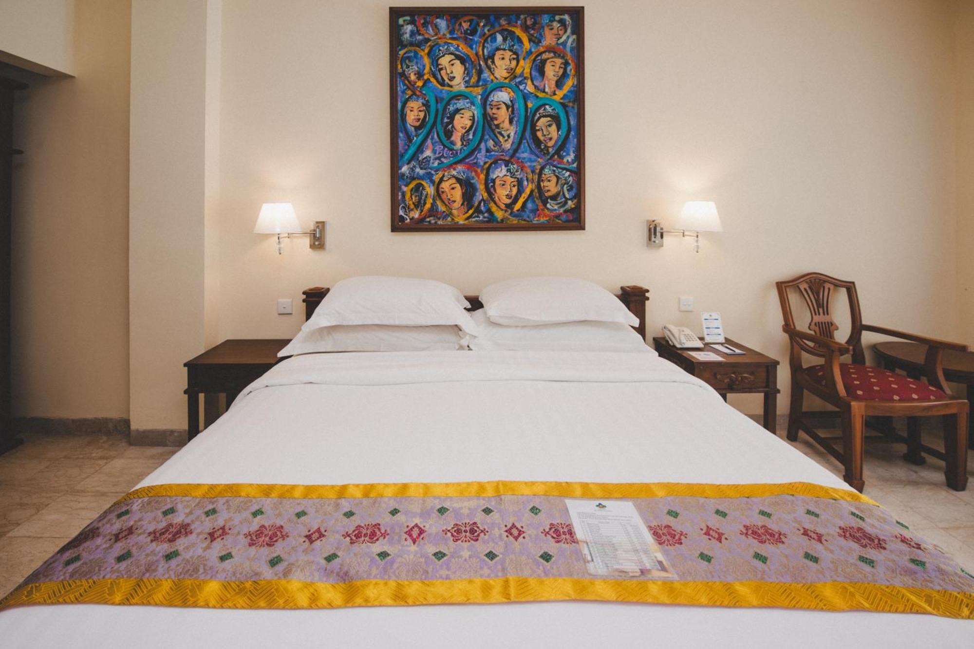 Hotel Kumala Pantai Легиан Екстериор снимка