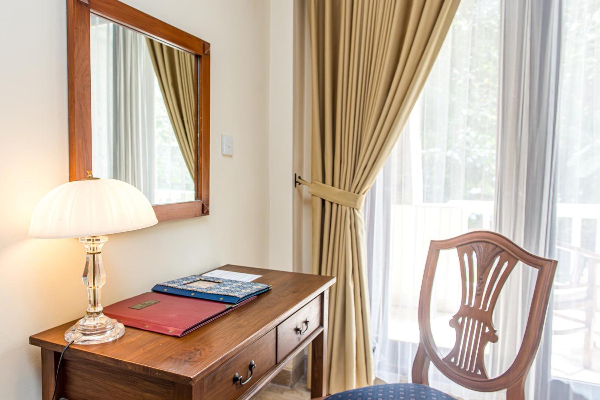 Hotel Kumala Pantai Легиан Екстериор снимка