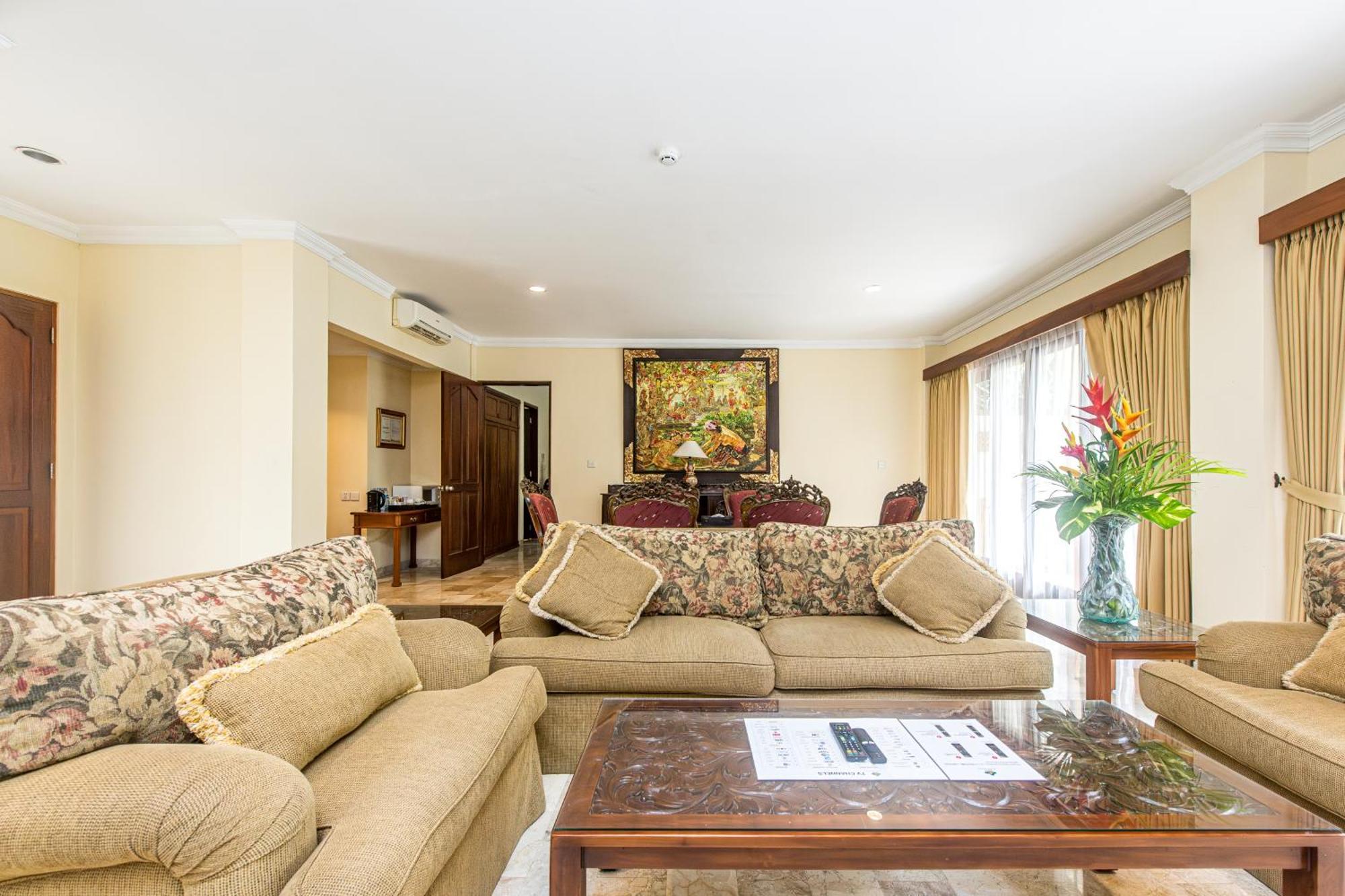 Hotel Kumala Pantai Легиан Екстериор снимка