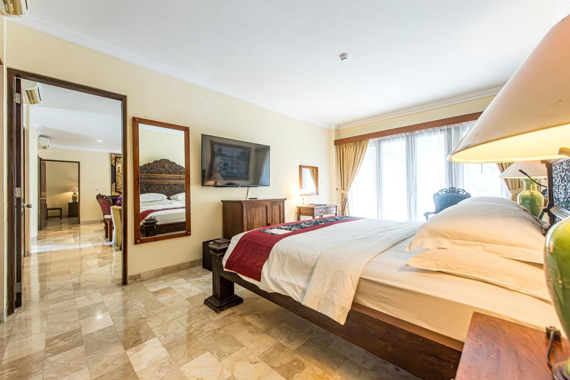 Hotel Kumala Pantai Легиан Екстериор снимка