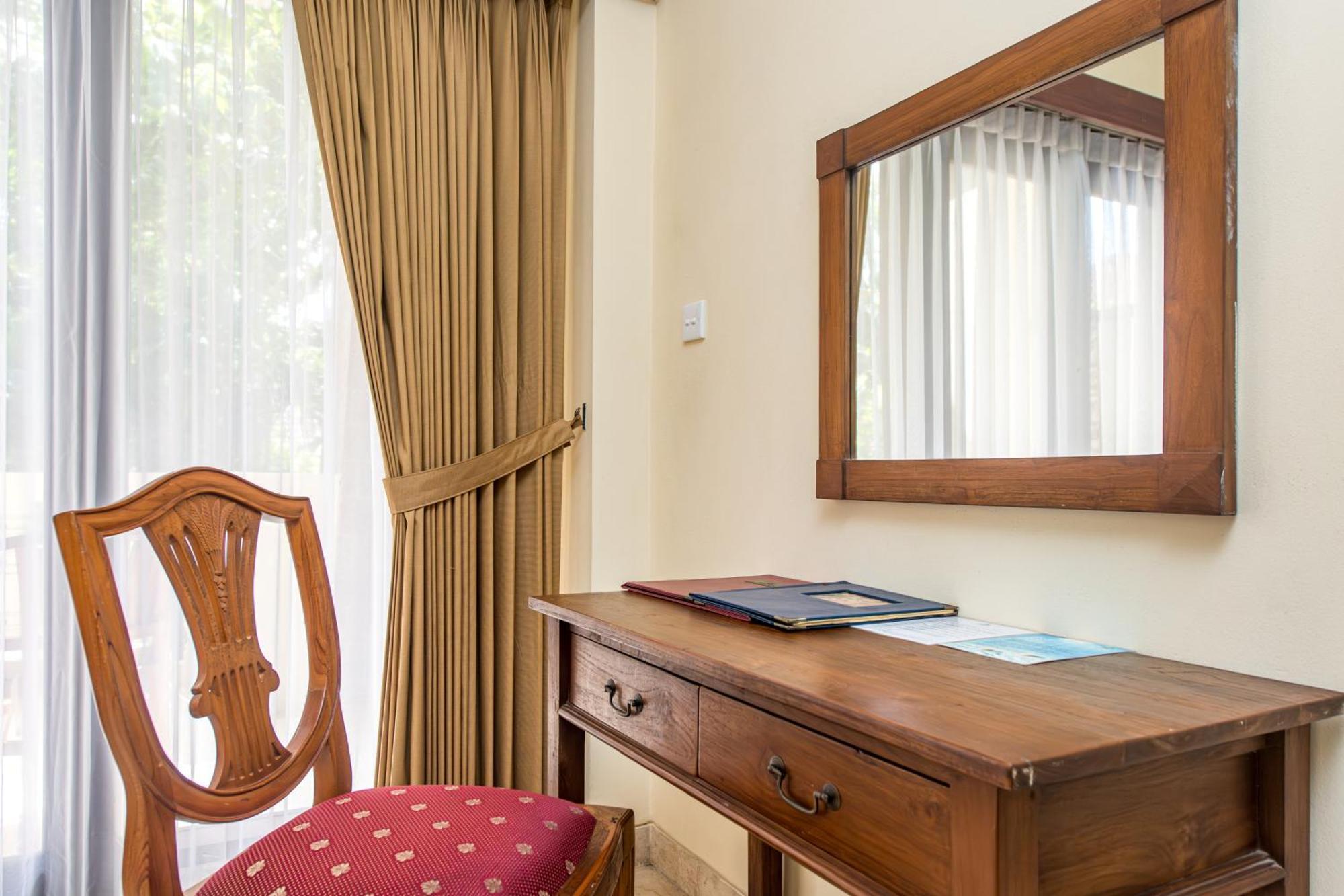 Hotel Kumala Pantai Легиан Екстериор снимка
