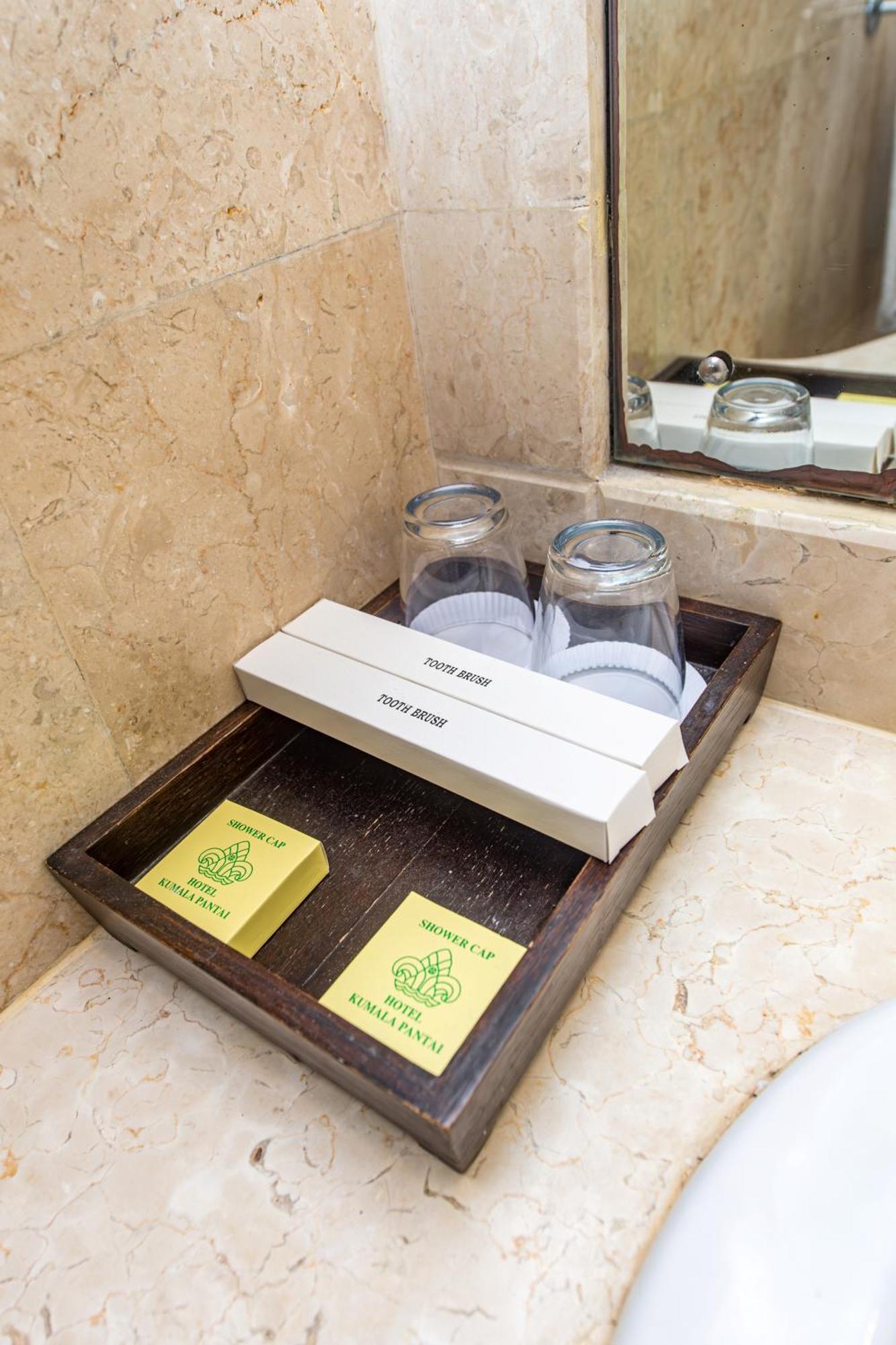 Hotel Kumala Pantai Легиан Екстериор снимка