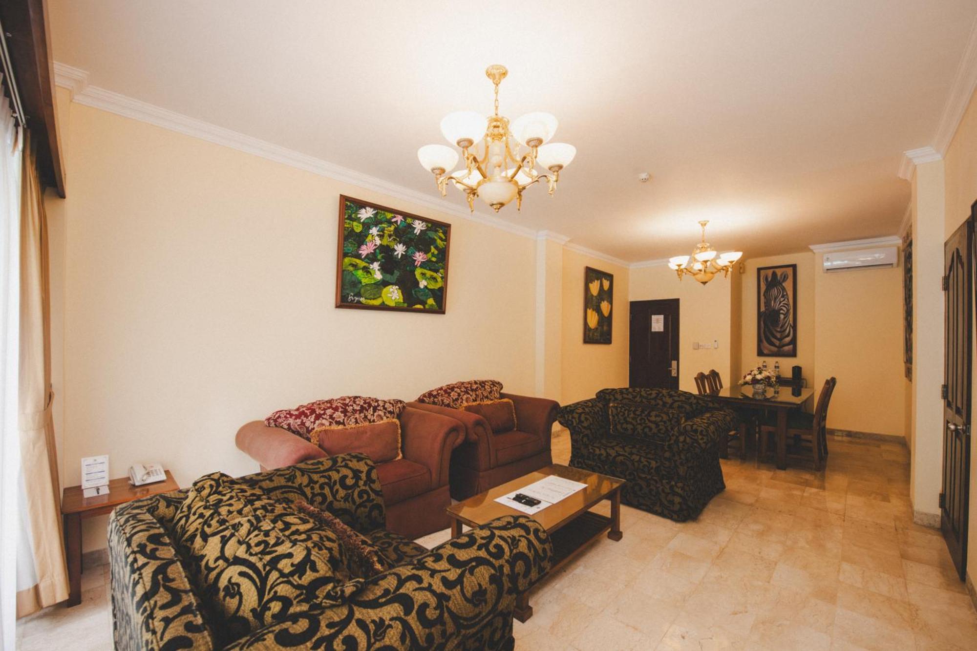 Hotel Kumala Pantai Легиан Екстериор снимка