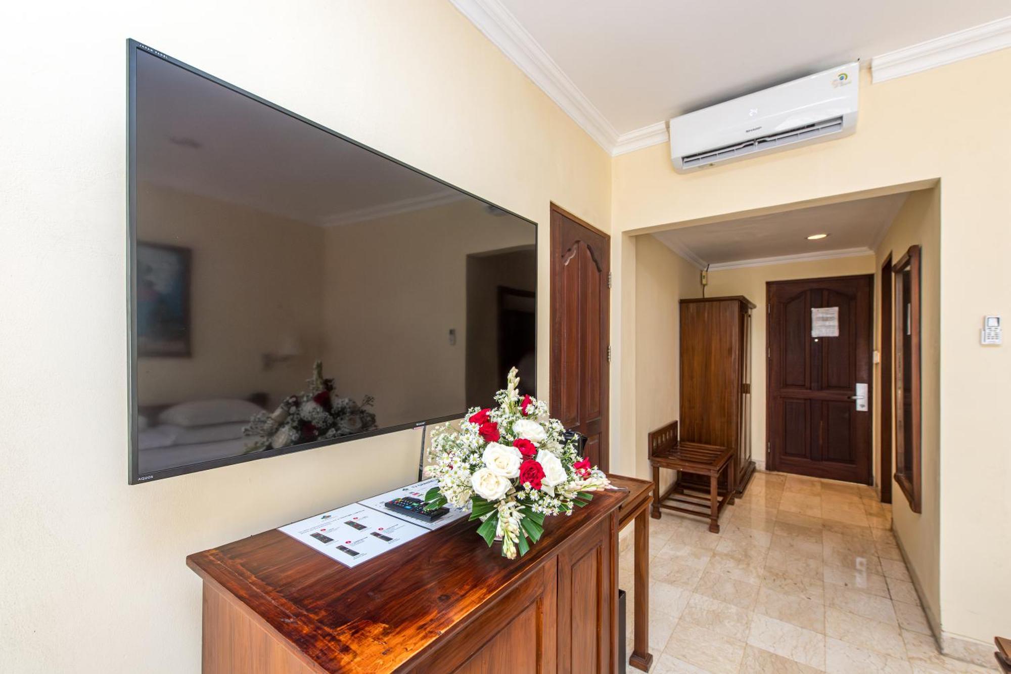 Hotel Kumala Pantai Легиан Екстериор снимка
