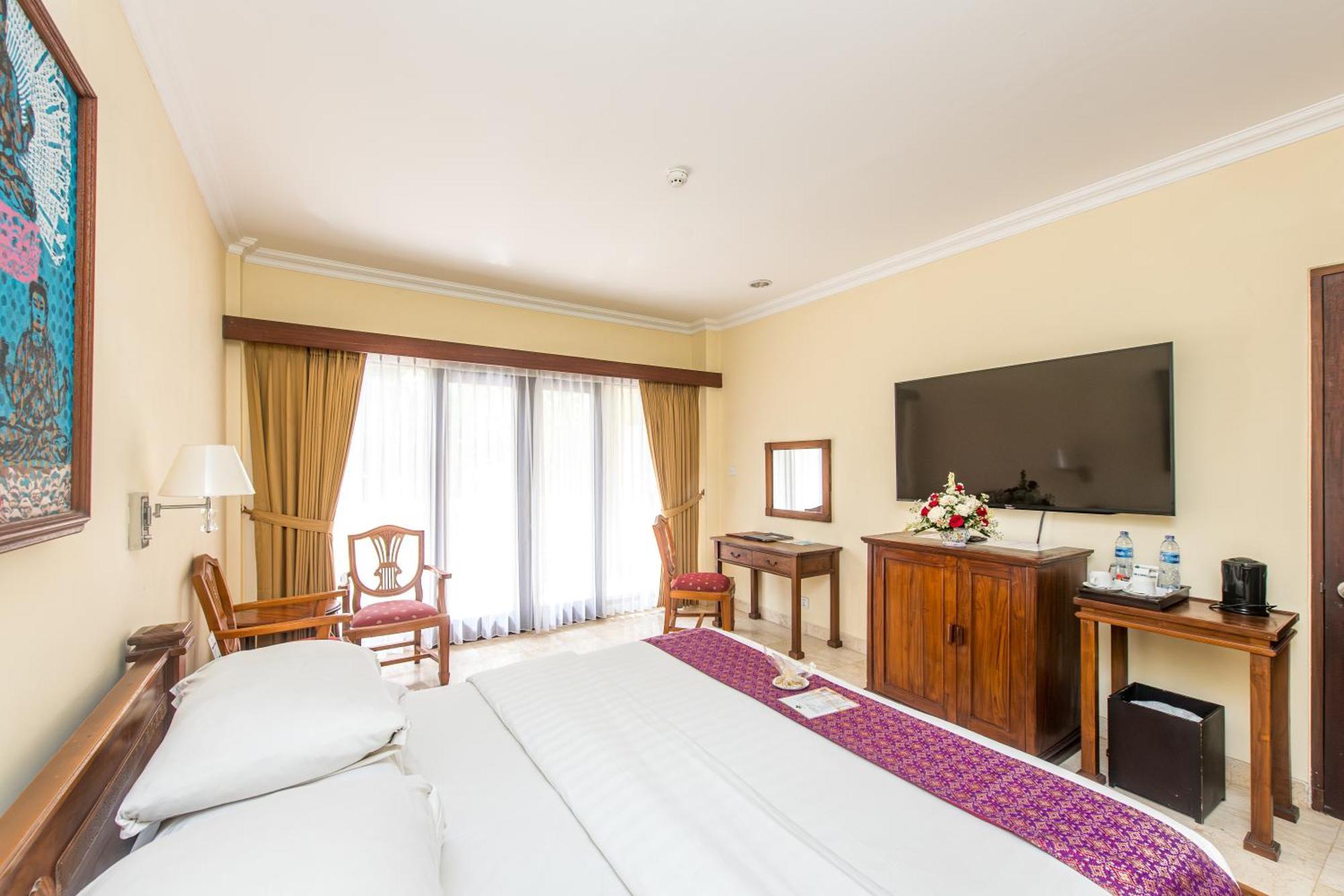 Hotel Kumala Pantai Легиан Екстериор снимка