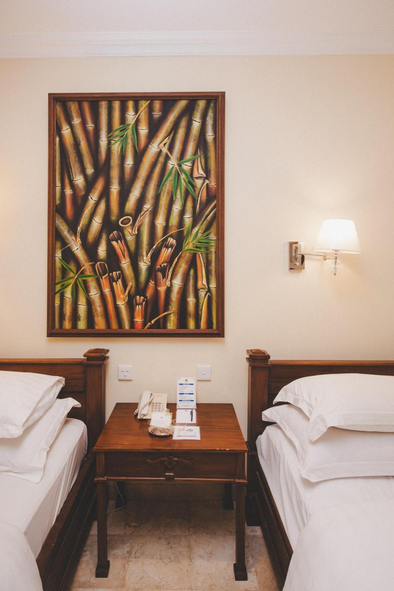 Hotel Kumala Pantai Легиан Екстериор снимка