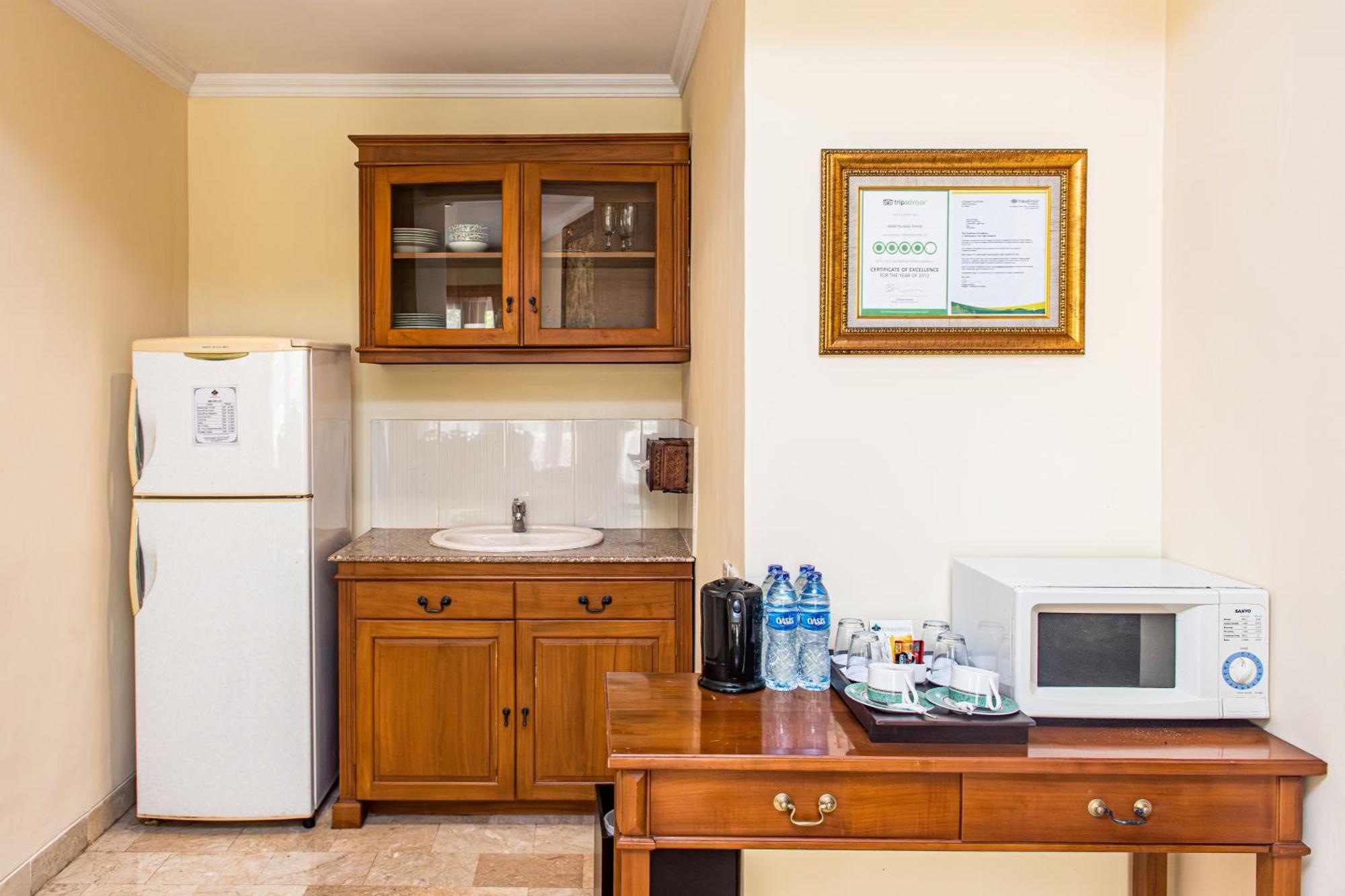 Hotel Kumala Pantai Легиан Екстериор снимка